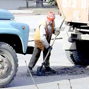 Идет ремонт дорожного покрытия на площади Ушакова