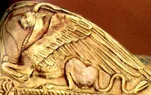 Редкое изображение — грифон с львиной мордой и рогами козла на золотых ножнах скифского меча. Курган Толстая Могила, IV в. до н.э.