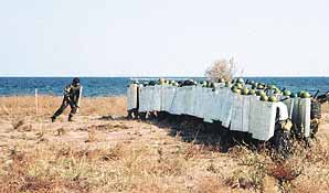 Учения украинских пограничников  на острове Тузла. Октябрь 2003 года