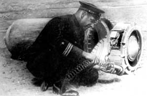 Капитан-лейтенант Охрименко Г.Н. разоружает немецкую магнитно-акустическую мину. 1942 г. Фото из фондов Музея Краснознаменного Черноморского флота