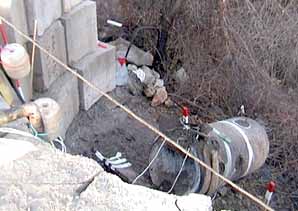 Чтобы обезопасить участников операции перед погрузкой на грузовик мину огородили стеной из бетонных блоков, засыпанных песком