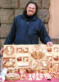 Андрей Т. из Байдарской долины торгует можжевельником на Крещатике, г. Киев