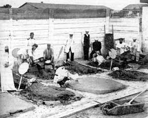Так принимали грязевые ванны в Евпатории в XIX веке