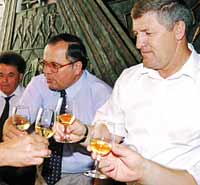 Справа налево: Михаил Ежель, Леонид Жунько и неизвестный