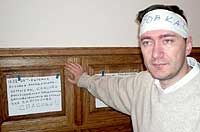 Голодающий депутат Дмитрий Белик. На стене — листовка с хроникой голодовки