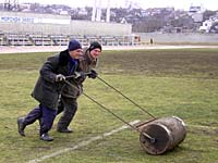 Футбольное поле на стадионе Севморзавода пытаются привести в порядок