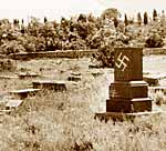 Свастика на могилах на еврейском кладбище