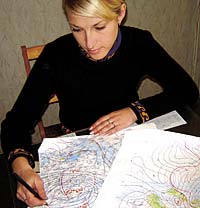 Инженер-синоптик Екатерина Моисеева обрабатывает синоптические карты
