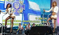 Салют начали не вовремя из-за затянувшегося концерта на площади Нахимова