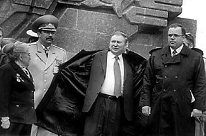В центре фото 23-й Почетный гражданин Севастополя Леонид Кучма
