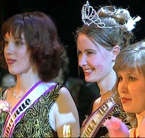 Победительницей конкурса красоты «Сударыня» стала Ольга Гуляева (на фото в короне)