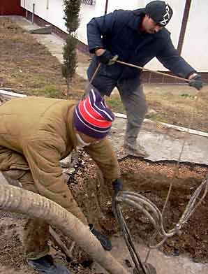 Бригада мастера Нескоромного Гагаринского водопроводного участка устраняет аварию-утечку на водоводе на ул. Колобова 26 января