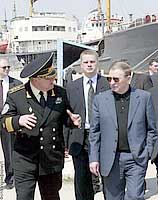 Президент Украины Леонид Кучма и Главнокомандующий ВМСУ адмирал Михаил Ежель в Севастополе