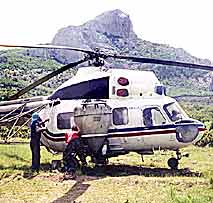 Вертолет моют от ядохимикатов