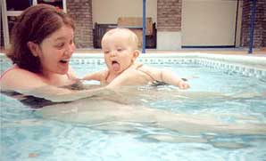 Ребенок в бассейне
