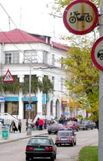 Знак «Движение мотоциклов запрещено» на ул. Ген. Петрова