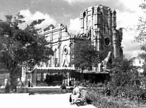 Разрушенный католический собор на площади Ушакова — нынешний кинотеатр «Дружба» (Фото из архива «СГ»)