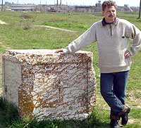 Михаил Чалый нашел в Керчи большой каменный блок, который оказался фрагментом памятника