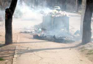 В понедельник ул. Коммунистическую заволокло едким дымом — горел мусор в контейнерах