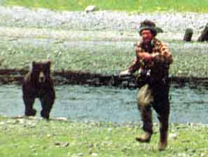 На снимке, сделанном читателем «СГ» — фотографом-любителем в районе Тороповой дачи в марте 2004 года, турист удирает от медведицы Каролины