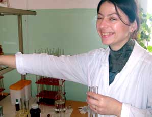Анализ лекарственных препаратов проводит ведущий специалист инспекции Инна Шемякина