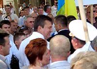 Премьер В. Янукович среди своих сторонников в Севастополе