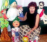Наталья Клименко готовит кукол к выставке