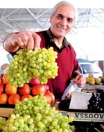Цена на самый красивый виноград на рынке в Севастополе доходит до 15 гривен за килограмм