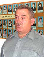 Директор Виктор Вороной рядом со стендом «Гордость школы»