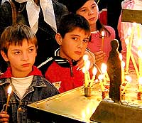 Дети из Беслана на поминальной службе во Владимирском соборе в Херсонесе 12 октября 2004 года