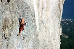Чтобы сделать фотографии в номер, корреспондент «СГ» спустился на веревке с вершины Шаан-Кая на 60 метров и двигался к вершине параллельно со скалолазами