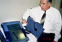 Руководитель избирательной комиссии Тони Рейссинг демонстрирует электронную машину для голосования. США, г. Цинциннати, штат Огайо