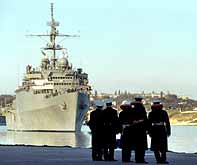 Флагман Шестого флота США «Ла Салль» перед швартовкой в морском порту Севастополя
