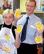 Журналист «СГ» Татьяна Быц и менеджер кафе Алексей Прошутинский во время благотворительной акции