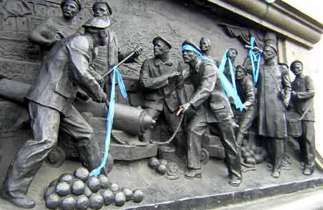 Памятник Нахимову теперь повязан голубыми ленточками