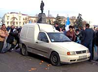 Сторонники бело-голубого кандидата расправляются с машиной с оранжевой символикой 19 декабря 2004 года