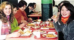 Обед в лицее французского города Ле Ман. Крайняя справа — Женя Платухина