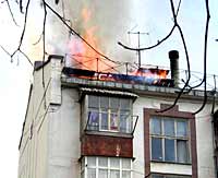Тушением пожара на ул. Хрусталева занимались пять пожарных машин