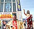 Католическое Пасхальное богослужение перед кинотеатром «Дружба» в 2004 году