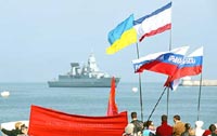 Фрегат «Заксен» ВМС Германии 4 мая 2005 в Севастополе встречали лозунгами: «Нет НАТО! Долой бандеровщину», «Янки, прочь из Крыма» и «Нет оранжевой чуме»