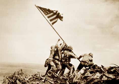 Американские морские пехотинцы водружают флаг США на японском острове