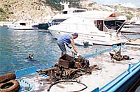 Дайверы яхт-клуба проводят очистку дна Балаклавской бухты