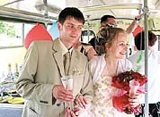 Молодожены Сергей и Алла Крапива с гостями едут на свадебном троллейбусе
