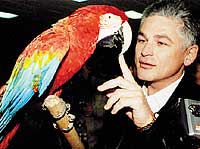 Валерий Кеменев с попугаем ара из Венесуэлы
