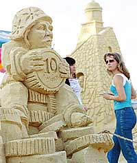 Скульптуры из песка теперь украшают пляж «Омега»