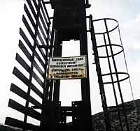 Надпись на табличке навигационного знака в Балаклаве: «Навигационный знак обеспечивает безопасность мореплавания! Повреждение знака наказывается в уголовном порядке»