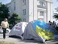 Палатки возле штаба ЧФ РФ