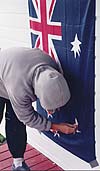 Легким движением руки новозеландский флаг превращается в австралийский