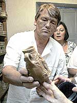 В.Ющенко осматривает экспонаты музея «Херсонес Таврический»