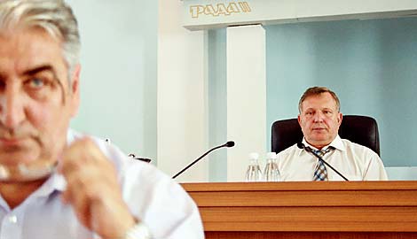 Валентин Борисов (справа) на внеочередной сессии горсовета 29 августа 2005 года